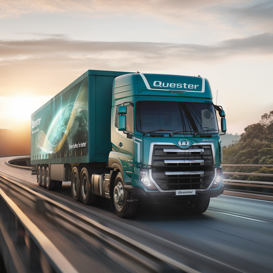 รถบรรทุกสีฟ้าวิ่งบนถนนตอนพระอาทิตย์ตก