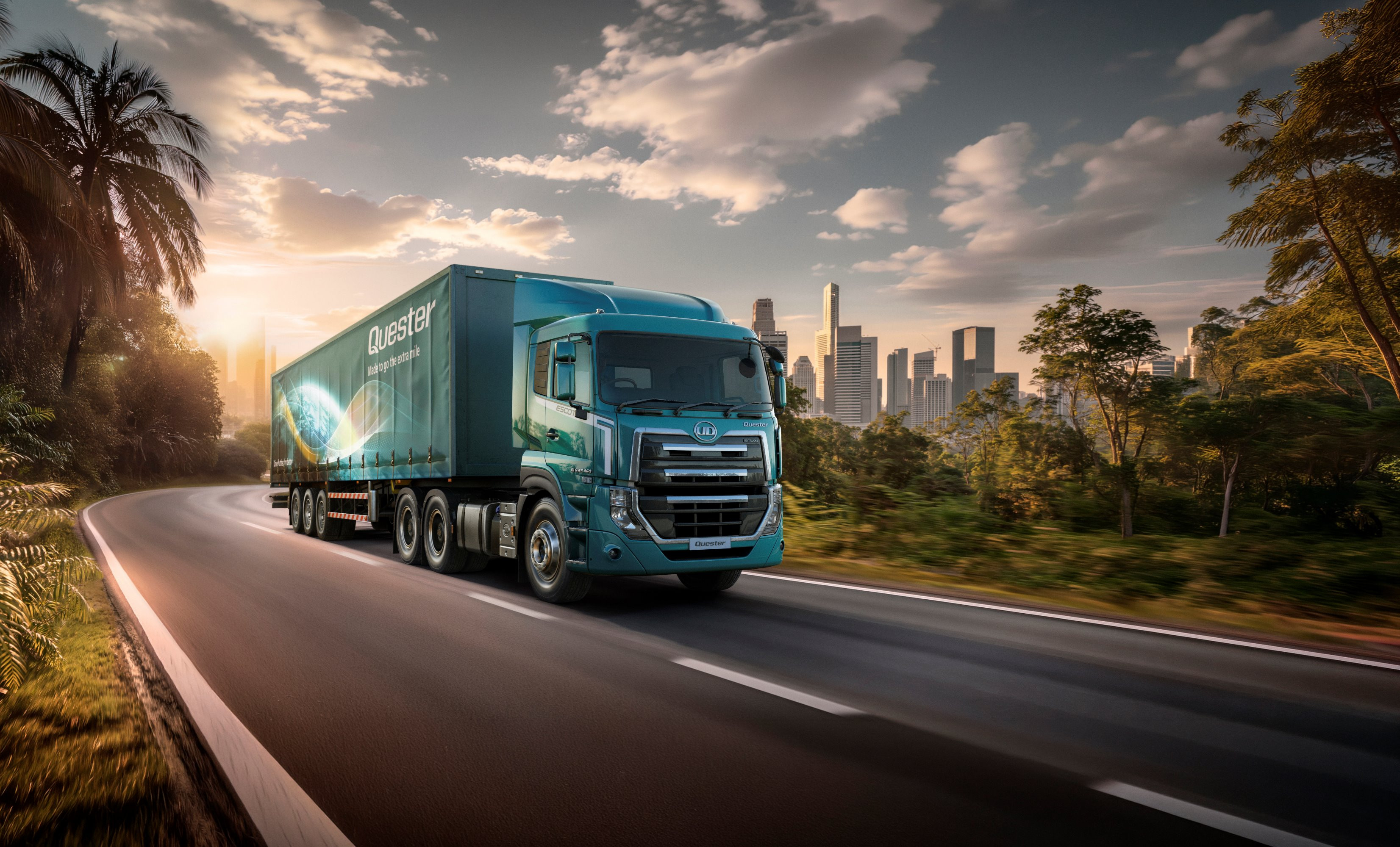 Rori kubwa ya lori la buluu likisafiri kuelekea jiji wakati wa machweo ya jua.