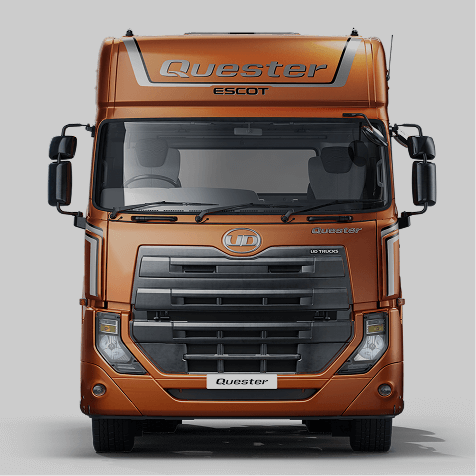 Truk besar oranye tampak depan dengan tulisan "Quester" di bagian atas.