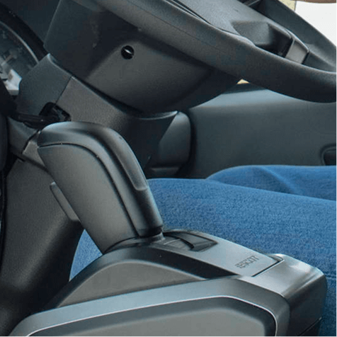 Palanca de cambios automática junto al volante en el interior de un vehículo.