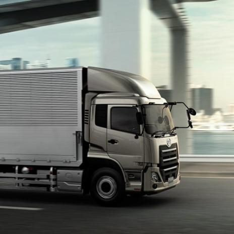 Vragmotor jaag vinnig op stadsnelweg teen moderne agtergrond