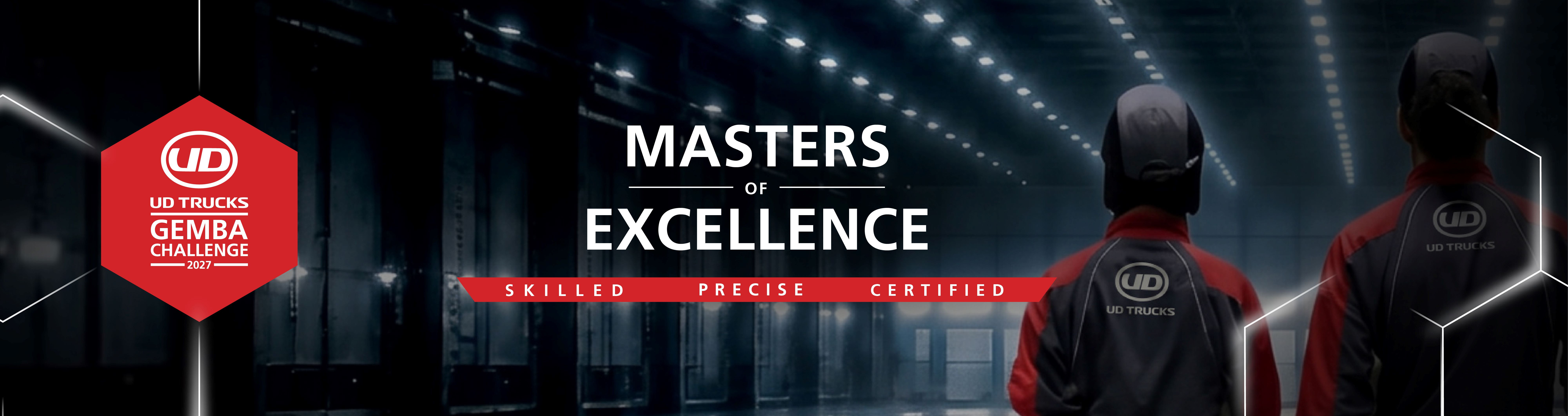 暗い工場で背を向けた2人の作業員と「MASTERS OF EXCELLENCE」の文字