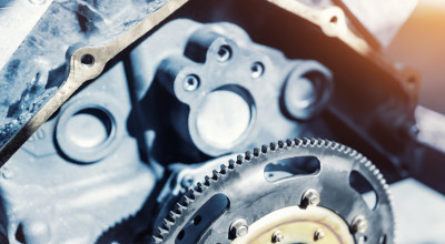 自動車エンジンの金属部分とギアのクローズアップ