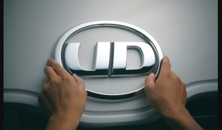 両手でUDロゴのエンブレムを触っている様子